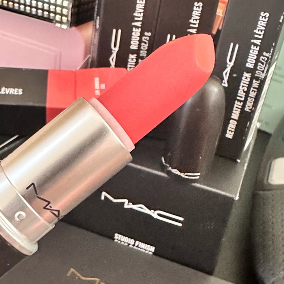 βοΈ RUNWAY HIT a MAC RETRO MATTE LIPSTICK. RETAIL $23. **NEW IN THE BOX. - Picture 8 of 13